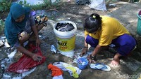 Nampak pula sejumlah warga yang mencuci baju di area sekitar sumur tua tersebut. Hal itu dilakukan untuk memudahkan warga mendapatkan air dari sumur tua tersebut saat sedang mencuci pakaian.