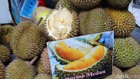 Durian yang satu ini merupakan durian yang didatangkan langsung dari Medan. Durian Medan ini memiliki ukuran yang jumbo. Foto: dok. detikFood