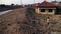 Molornya pengerjaan waduk yang dibuat sejak 2015 ini dikarenakan masalah pembebasan lahan.