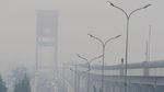 Potret Jembatan Ampera Palembang Diselimuti Asap Karhutla