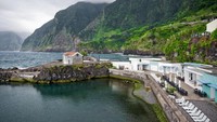Di sekitar pantainya, terbentang tebing yang hijau. Membuat panoramanya terlihat cantik! (iStock)
