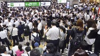 Badai Faxai menghantam wilayah timur Tokyo pada Senin (9/9/2019). Imbasnya, layanan transportasi di Tokyo seperti penerbangan dan beberapa jalur kereta ditutup untuk sementara waktu. KYODO via Reuters.