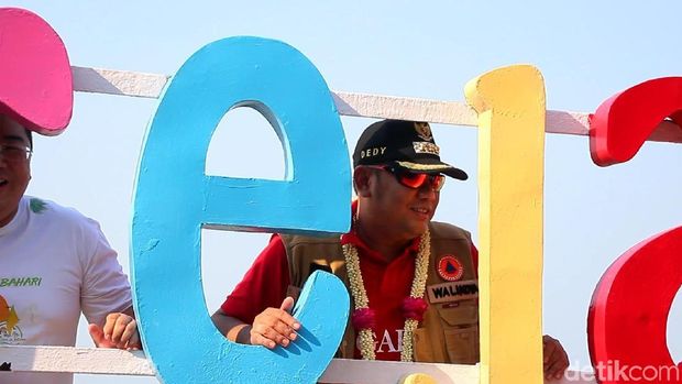 Pantai Muarareja di Tegal Jadi Warna-warni