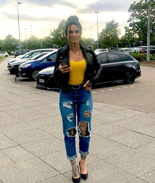 Sejak saat itu, Bee mentato tubuhnya dalam pola sarang lebah. Seperti dikutip dari Daily Star Online, awalnya Bee tak pernah menyukai tato, sebelum akhirnya bertemu dengan pasangannya, Levi. Foto: Instagram