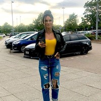 Sejak saat itu, Bee mentato tubuhnya dalam pola sarang lebah. Seperti dikutip dari Daily Star Online, awalnya Bee tak pernah menyukai tato, sebelum akhirnya bertemu dengan pasangannya, Levi. Foto: Instagram