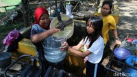 Sejumlah warga di Baleendah, Kabupaten Bandung, Jawa Barat, memanfaatkan air dari sumur tua untuk memenuhi kebutuhan sehari-hari di kala musim kemarau, Senin (9/9/2019).
