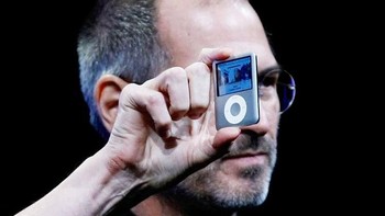 Steve Jobs, saat itu CEO Apple, memegang iPod Nano gen 3 yang sudah mendukung video. (Foto: Justin Sullivan/Getty Images)