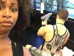 Momen Kocak Photobomb, Ada yang Lirikannya Bikin Ngeri!