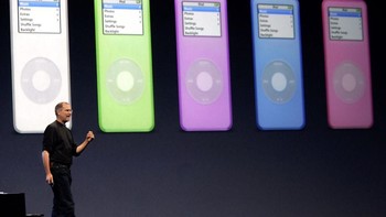 Steve Jobs di atas panggung memperkenalkan warna-warni iPod Nano. (Foto: David Paul Morris/Getty Images)