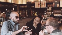 Pria yang identik dengan kata Sempurna ini sedang bertemu sesama magician di Los Angeles. Mereka pilih nongkrong di coffee shop. Foto: Instagram _demianaditya_