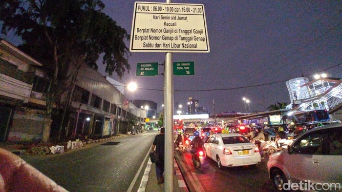 Petugas menindak pengemudi melanggar kebijakan ganjil-genap di Jakarta Pusat