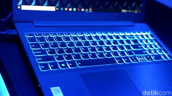Keyboard dengan cahaya biru membuatnya makin keren. Foto: Adi Fida Rahman/detikINET