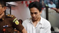 Jefri mengaku tegang menjelang sidang perdananya atas kasus narkoba. Pool/Noel/detikFoto.
