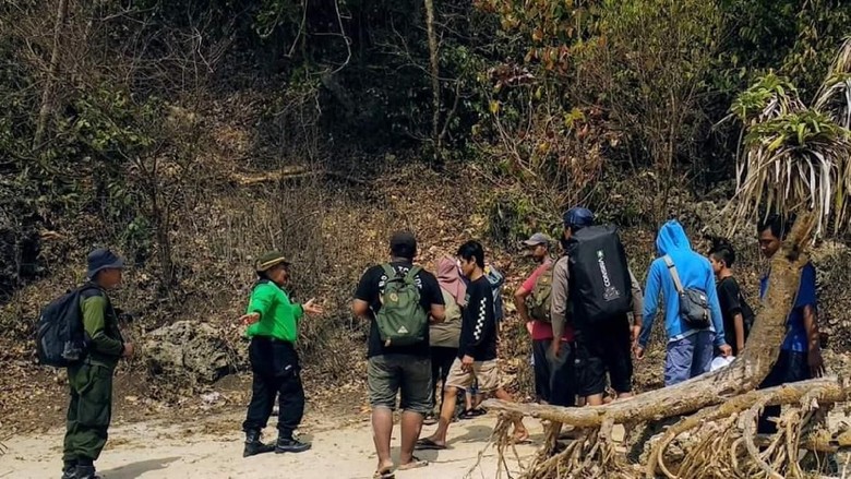 Masih Ada Wisatawan Nekat ke Pulau Sempu Meski Sudah Jadi Cagar Alam Masih Ada Wisatawan Nekat ke Pulau Sempu Meski Sudah Jadi Cagar Alam