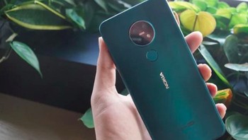 Kamera utamanya menggunakan lensa ZEISS 48 MP. Lalu ada 8 MP ultra-wide-angle 118 derajat dan sensor depth 5 MP. Desainnya melingkat dan cukup unik. Foto: Tech Advisor