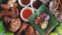 Menu makanan di sini, disajikan di atas nampan kayu, dengan lapisan daun pisang. Lauk dikelilingi dengan aneka sambal segar. Foto: Istimewa/Instagram