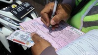 Surat tilang diberikan sebagai efek jera.