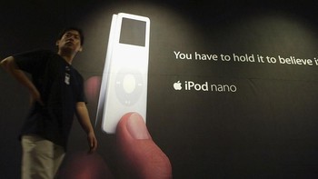 Menolak iPod: Otak di balik iPod adalah Tony Fadell. Dia pertama kali menawarkan ide perangkat personal untuk memutar musik kepada RealNetworks yang langsung ditolak. Fadell kemudian beralih ke Apple dan iPod mencetak sejarah kesuksesan. iPod dikenang sebagai pemutar MP3 legendaris dan pionir walau kini sudah tidak populer.  Foto: Chung Sung-Jun/Getty Images
