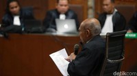 Jaksa mendakwa Kivlan Zen cs dalam kasus kepemilikan senjata api (senpi) ilegal dan peluru tajam. Pembelian senpi dilakukan orang suruhan Kivlan Zen, Helmi Kurniawan alias Iwan, dari sejumlah orang. Kivlan Zen didakwa dengan Pasal 1 ayat (1) UU Nomor 12/drt/1951 juncto Pasal 55 ayat (1) ke-1 KUHP atau Pasal 1 ayat (1) UU Nomor 12/drt/1951 juncto Pasal 56 ayat (1) KUHP.