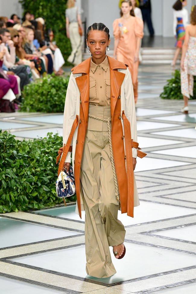 Tory burch menampilkan koleksi terbarunya di NYFW Spring 2020 yang terinspirasi dari gaya Putri Diana pada tahun 80-an. Fashion show Tory Burch digelar di Museum Brooklyn, New York, 8 September 2019. [Photo by Slaven Vlasic/Getty Images]