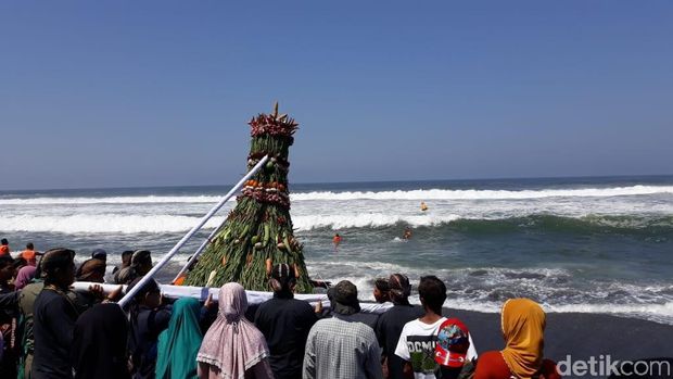 Puro Pakualaman Gelar Upacara Hajad Dalem Labuhan di Pantai Glagah