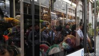 Sejumlah warga menaiki TransJakarta di kawasan Bundaran HI, Jakarta Pusat, Selasa (10/9).
