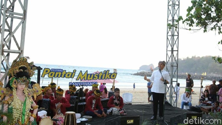 Bupati Anas di Pantai Mustika (Ardian Fanani/detikcom) Bupati Anas di Pantai Mustika (Ardian Fanani/detikcom)