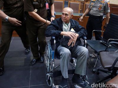 Kivlan Zen Gunakan Kursi Roda di Sidang Perdana Kasus Senpi Ilegal