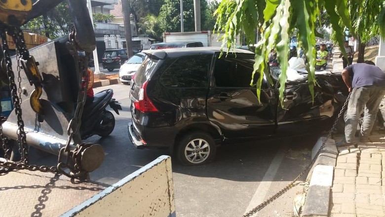 Sebuah Mobil Tertimpa Pohon di Pondok Indah, Pengemudi Terluka Sebuah Mobil Tertimpa Pohon di Pondok Indah, Pengemudi Terluka