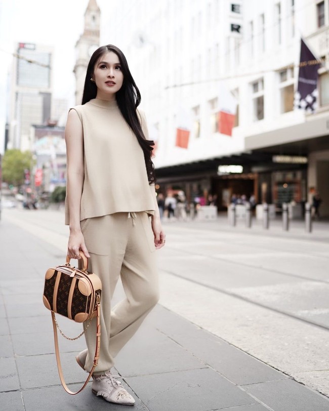 Sandra Dewi pertamakali mengumumkan hamil anak kedua pada awal Mei 2019. Liburan ke Australia bersama suaminya Harvey Moeis dan putranya Raphael Moeis, Sandra saat itu mengungkapkan kehamilan keduanya sudah memasuki usia enam bulan. Dan inilah penampilannya di usia kehamilan enam bulan. Tampil dengan warna serba nude, Sandra Dewi tampak glowing dengan tubuh yang masih semampai meski tengah hamil. Tak heran jika ibu-ibu takjub dengan penampilannya. Foto: Instagram @sandradewi88