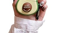 Case airpod ini terinspirasi dari buah alpukat yang dipotong menjadi dua, lengkap dengan biji bulat di tengahnya. Foto: Istimewa