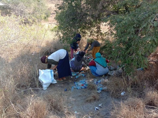 Terlihat beberapa orang membersihkan sampah di Pantai Pink itu (evanstevano/Komodo National Park-Indonesia/Instagram/Istimewa) Terlihat beberapa orang membersihkan sampah di Pantai Pink itu (evanstevano/Komodo National Park-Indonesia/Instagram/Istimewa)
