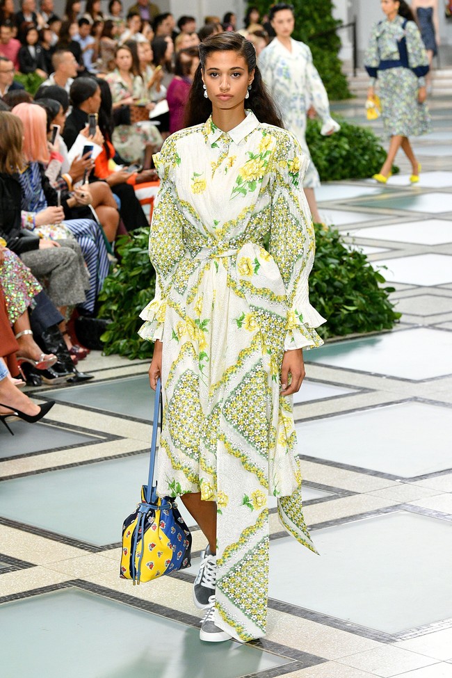 Tory burch menampilkan koleksi terbarunya di NYFW Spring 2020 yang terinspirasi dari gaya Putri Diana pada tahun 80-an. Fashion show Tory Burch digelar di Museum Brooklyn, New York, 8 September 2019. [Photo by Slaven Vlasic/Getty Images]