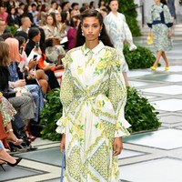 Tory burch menampilkan koleksi terbarunya di NYFW Spring 2020 yang terinspirasi dari gaya Putri Diana pada tahun 80-an. Fashion show Tory Burch digelar di Museum Brooklyn, New York, 8 September 2019. [Photo by Slaven Vlasic/Getty Images]