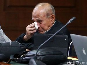 Tangisan Kivlan Zen di Sidang Kepemilikan Senjata Ilegal