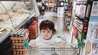  Sepertinya Zylvechia sudah mengerti belanja di supermarket nih. Ia malah kelihatan happy duduk di troli supermarket. Foto: Instagram frandaaa87