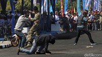 Sejumlah pasukan TNI AL menunjukkan kemampuan mereka dalam melumpuhkan lawan di peringatan HUT TNI AL ke-74.