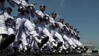 Sejumlah pasukan TNI AL ikut serta dalam defile peringatan HUT TNI AL ke-74 di Jakarta, Selasa (10/9/2019).