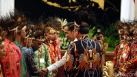 Jokowi menyalami para tokoh Papua dan Papua Barat di sela-sela pertemuan.