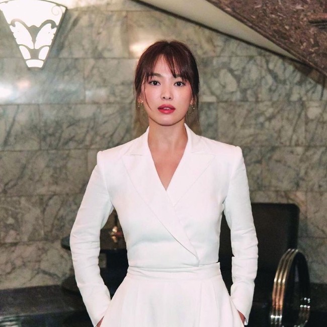 Seperti dikutip Koreaboo, Song Hye-kyo sempat mau diwawancara oleh Harpers Bazaar Korea saat menghadiri New York Fashion Week ini. Namun dia hanya mengatakan dirinya hadir untuk menonton fashion show. Aku tidak sabar melihat koleksi yang ditampilkan hari ini. Sepertinya akan menyenangkan, katanya dalam rekaman video.Foto: Weibo/Ralph Lauren