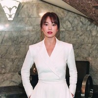Seperti dikutip Koreaboo, Song Hye-kyo sempat mau diwawancara oleh Harpers Bazaar Korea saat menghadiri New York Fashion Week ini. Namun dia hanya mengatakan dirinya hadir untuk menonton fashion show. Aku tidak sabar melihat koleksi yang ditampilkan hari ini. Sepertinya akan menyenangkan, katanya dalam rekaman video.Foto: Weibo/Ralph Lauren