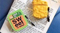 Sadar atau tidak bentuk case airpod ini menyerupai nugget? Bahkan bentuknya dibuat mirip dengan tekstur bergejolak. Foto: Istimewa