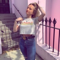 Di Instagram, Connie Talbot sering mengunggah foto gayanya di keseharian. Wanita berambut pirang itu pun kerap tampil dengan busana crop top yang menampilkan perut raatnya. Tak jarang Connie juga menampilkan fotonya berbikini. Foto: Instagram @officialconnietalbot