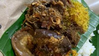 Ini nasi krawu bu Hj. Tila, selain empal juga pake usus dan paru sapi. lauknya lebih banyak dari nasinya. Dijamin kenyang! Foto : Instagram @infomakan