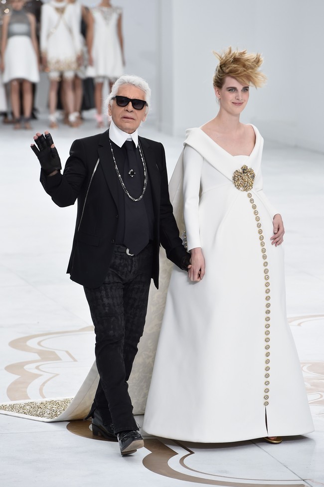 Ashleigh Good diminta Karl Lagerfeld untuk tampil bersama di penghujung fashion show couture Chanel 2014. Momen tersebut kian terasa spesial lantaran ia sedang hamil tujuh bulan. (Foto: Getty Images)