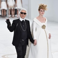 Ashleigh Good diminta Karl Lagerfeld untuk tampil bersama di penghujung fashion show couture Chanel 2014. Momen tersebut kian terasa spesial lantaran ia sedang hamil tujuh bulan. (Foto: Getty Images)