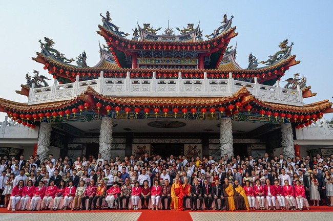 Tanggal 9 September dianggap sebagai tanggal cantik yang bisa membawa keberuntungan oleh etnis China. Angka sembilan sendiri dalam bahasa China ketika diucapkan terdengar seperti kata yang berarti panjang umur atau bertahan lama. Sehingga tidak mengherankan banyak pasangan yang ingin menikah pada tanggal 9-9-2019. Foto: Mohd RASFAN / AFP