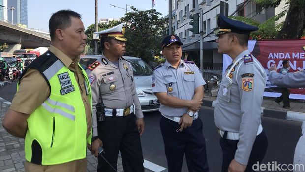 Samsat Jakbar Ikut Turun Saat Ganjil Genap: Cek Pajak hingga Bagi Cokelat