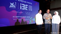 Menteri Riset Teknologi dan Pendidikan Tinggi, Mohamad Nasir (tengah), bersama Direktur Jendral Penguatan Inovasi Jumain Appe (kiri) dan Direktur Perusahaan pemula berbasis teknologi Retro Sumekar berbincang seusai acara konferensi pers dan diskusi pameran Inovasi Inovator Indonesia Expo (I3E), di Jakarta, Selasa (10/9/2019).
