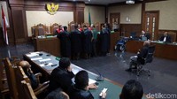Di sidang tersebut, jaksa mendakwa Kivlan Zen cs dalam kasus kepemilikan senjata api (senpi) ilegal dan peluru tajam. Pembelian senpi dilakukan orang suruhan Kivlan Zen, Helmi Kurniawan alias Iwan, dari sejumlah orang.